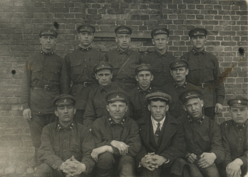 Снимок предположительно атрибутирован как
изображающий красноармейцев и младших командиров 5-го железнодорожного полка РККА. На петлицах встречается шифровка 5