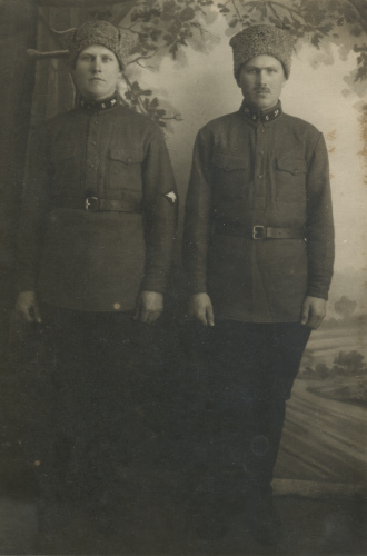 Красноармейцы 6-го железнодорожного полка К.Е.
Кононюк и Ф. Гущин с шифровкой 6. Цифры и значки рода войск выполнены из металла