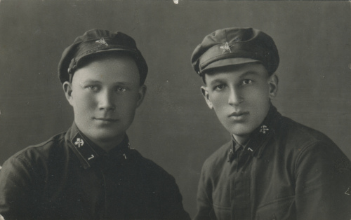 Место съемки этих двух красноармейцев надежно
связывается с дислокацией 7-го железнодорожного полка. На петлицах шифровка 7, значки и цифры - съемные металлические