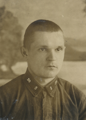 Неизвестный красноармеец 8-го железнодорожного
полка с шифровкой своей части (8 и значок № 9 выполнены из металла)