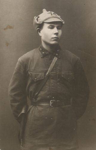 Красноармеец 8-го железнодорожного полка В.
Крашенинников, у которого шифровка 8 нанесена краской