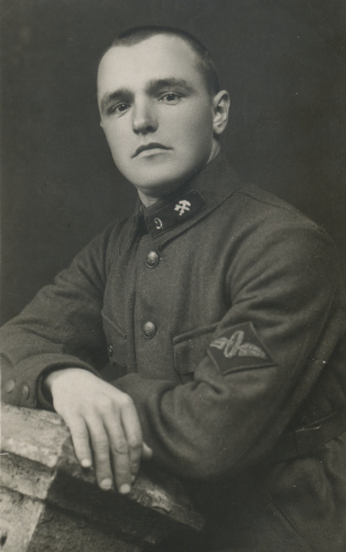 Красноармеец 9-го железнодорожного полка П. Сухачев.
Петличная шифровка 9 и значок № 9 выполнены краской по трафарету, 1928