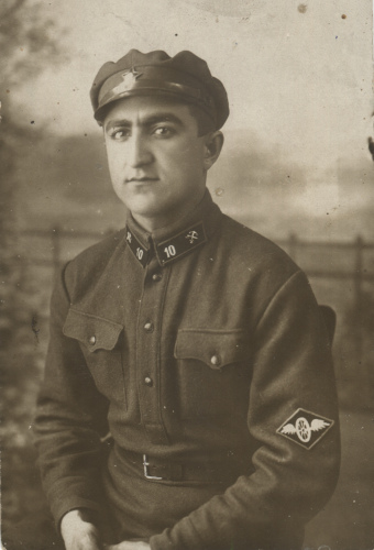 Шифровка с номером полка («10») у этого неизвестного
красноармейца красочная, а значок железнодорожных войск - металлический