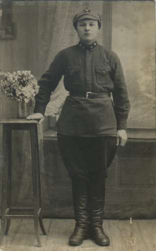 Курсант полковой школы М. Бабко. Вопреки стандартной
практике исполнения шифровок полков арабскими цифрами, в 11-м железнодорожном полку она представляла собой римские цифры (XI)