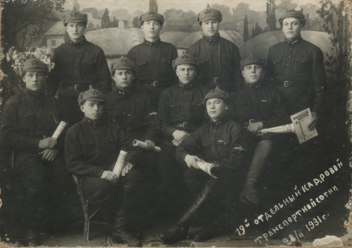 Красноармейцы 19-й отдельной транспортной роты (сотни)
УВО. На петлицах присутствует шифровка 19 со значками ВОСО № 10, в т. ч. вариант значка со звездой. Шифровки как выполненные краской, так и металлические. У двоих изображенных
нашиты нарукавные знаки ВОСО