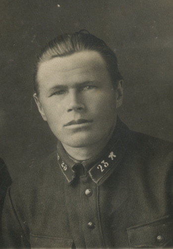 Стрелок вооруженной охраны путей сообщения с
шифровкой 23 на петлицах с темно-зеленым полем и малиновым кантом. Петличный значок аналогичный значку № 9 железнодорожных частей РККА по приказу РВС СССР № 807 от 1924 г.