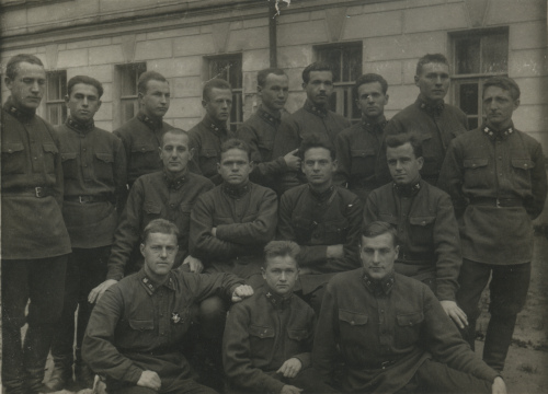 Начальствующий состав 3-го отдельного химического 
	батальона. У одного из командиров (первый слева в первом ряду) знаки различия установлены на красноармейских петлицах поверх шифровки 3О.ХБ.