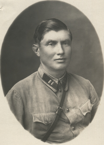 Начальник химической службы 80-й стрелковой 
	дивизии Л.И. Романов. На его рубахе петлицы химических частей образца 1926 г. (поле и кант черного цвета)