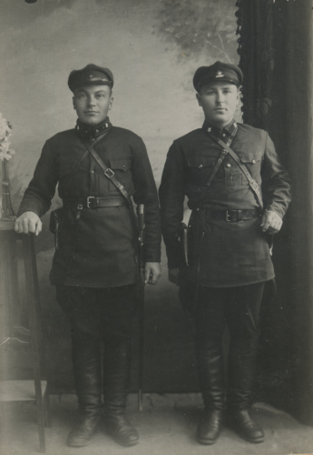 Военнослужащие Научно-испытательного химического 
	полигона с петлицами с черным полем и светлым (синим?) кантом