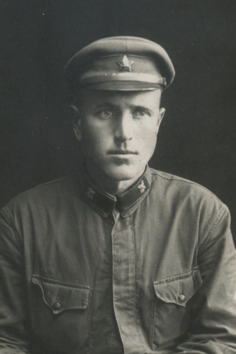 Красноармеец П. Щеглов с петлицами химических 
	частей, у которых кант, очевидно, светлее поля