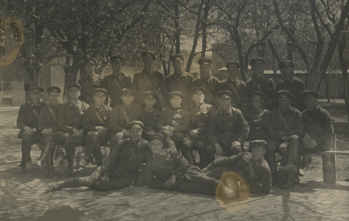 Судя по возрасту изображенных, на фото могут 
	быть запечатлены сборы начсостава запаса химических войск