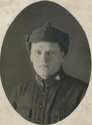 Младший командир с химическими значками 
	(«большие прорезные») на петлицах одного из светлых цветов (пехоты или конницы)