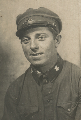 Красноармеец одной из химических частей с 
	эмблемами по специальности на петлицах («большие прорезные» значки)