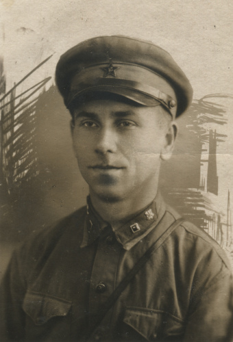 На петлицах гимнастерки неизвестного командира 
	(к-3) другая разновидность значка химических частей РККА («малый цельный»)