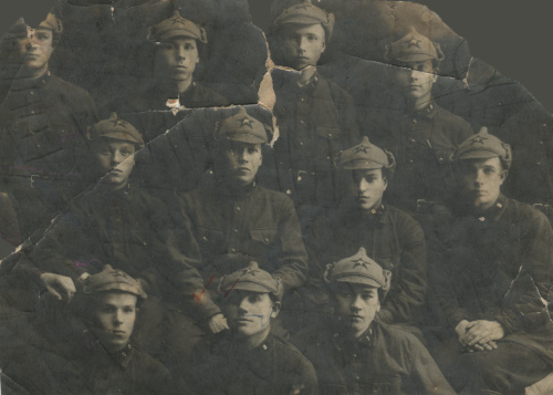 Военнослужащие 2-го отдельного химического 
	батальона с шифровкой 2 на петлицах. Литеры выполнены из металла. Кант петлиц светлее черного поля