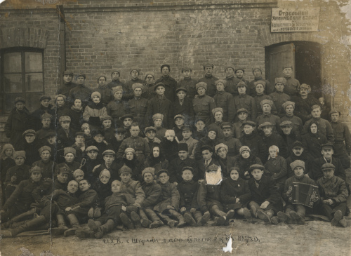 У военнослужащих отдельного химического взвода 
	3-й кавалерийской дивизии встречаются шифровки ОХВ и 3ОХВ, как металлические, так и выполненные краской