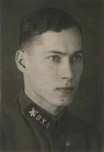 Неизвестный слушатель Военно-химической академии 
	РККА с шифровкой ВХА. Буквы шифровки – металлические