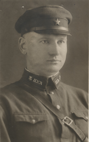 Слушатель 5-го курса Военно-химической академии 
	РККА П.А. Рудаков с петличной шифровкой ВХА другого исполнения (цельноштампованной)