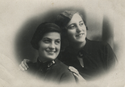 Неизвестная слушательница Военно-химической 
	академии им. Ворошилова с шифровкой-вензелем ВАимВ