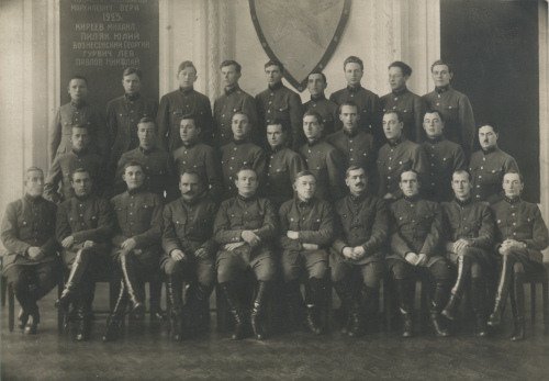 Командование Химических курсов 
	усовершенствования комсостава РККА со слушателями. В первом ряду пятый слева - военком Я.Л. Авиновицкий и шестой - начальник курсов Г.Н. Попов