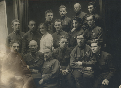 Слушатели Военно-химической академии РККА. Те, 
	кто не имеют категории среднего или старшего начсостава, в большинстве своем носят на петлицах шифровку ВА, 1933 год