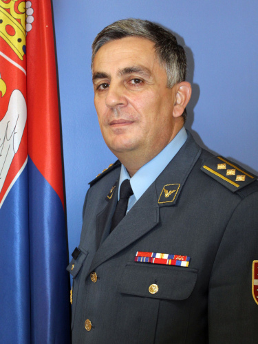 Полковник Славиша Павловиħ. Эмблемы
авиационно-технической службы, формально в сербской армии несуществующие.