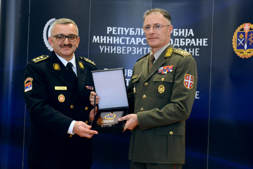 Слева – начальник Университета обороны ВС полковник
Бобан Ђоровић в парадной униформе со специальными эмблемами в виде перекрещенных мечей на дубовой и лавровой ветвях. Справа – начальник Генерального штаба Вооруженных сил Сербии
генерал Милан Мојсиловић в служебной униформе с особыми генеральскими эмблемами, вышитыми на основах (петлицах)