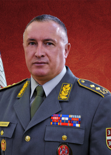 Командующий сухопутными войсками ВС генерал-майор Зоран
Насковиħ. На погонах – эмблема KoV VS