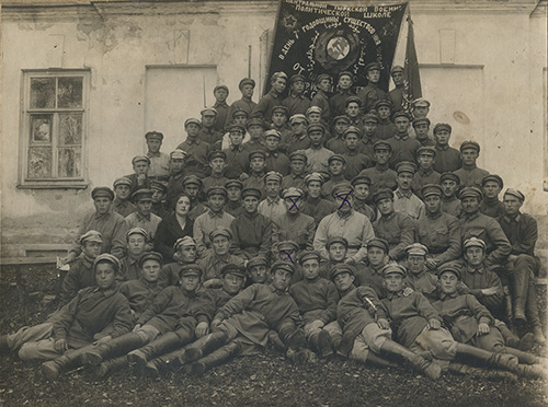 Выпускники Тюркской военно-политической школы
(расформирована в 1926 г.) с начальником школы Н.С. Еникеевым