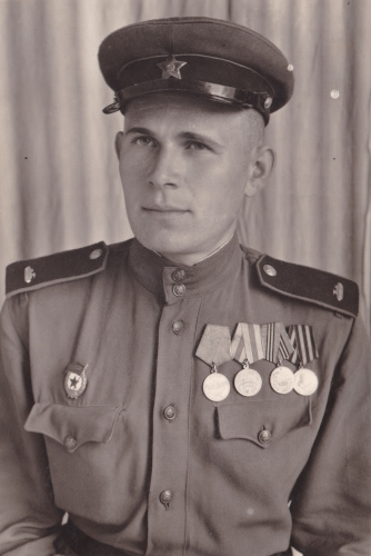 Неизвестный рядовой-танкист в фуражке с искомой звездой.
После 1945 г.