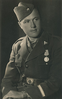 Военнослужащий
Югославской армии в звании zastavnik (знаки различия периода 1943-1946 гг. - одна полоса на рукаве)